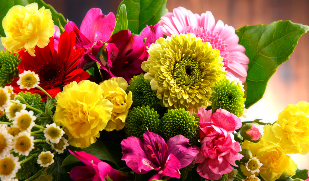 Букет с различными цветами крупным планом