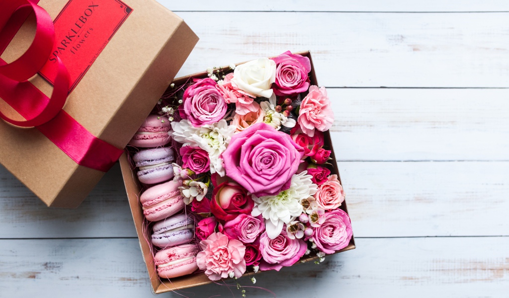 Коробка с живыми цветами и десертом на подарок