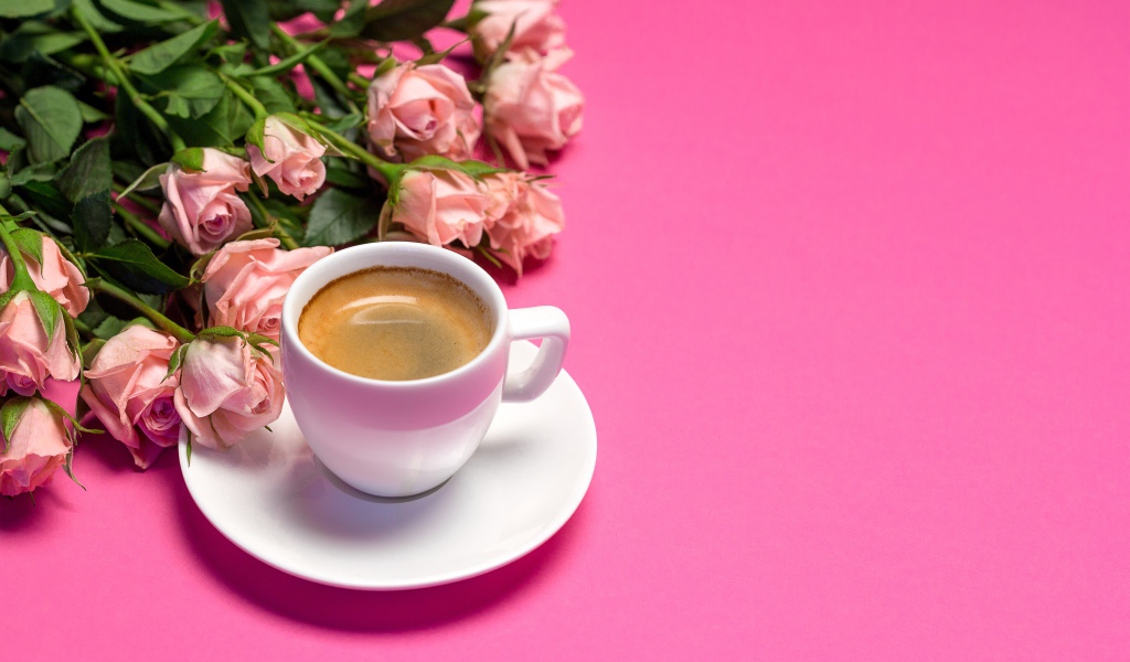 Чашка кофе и букет красивых роз на розовом фоне