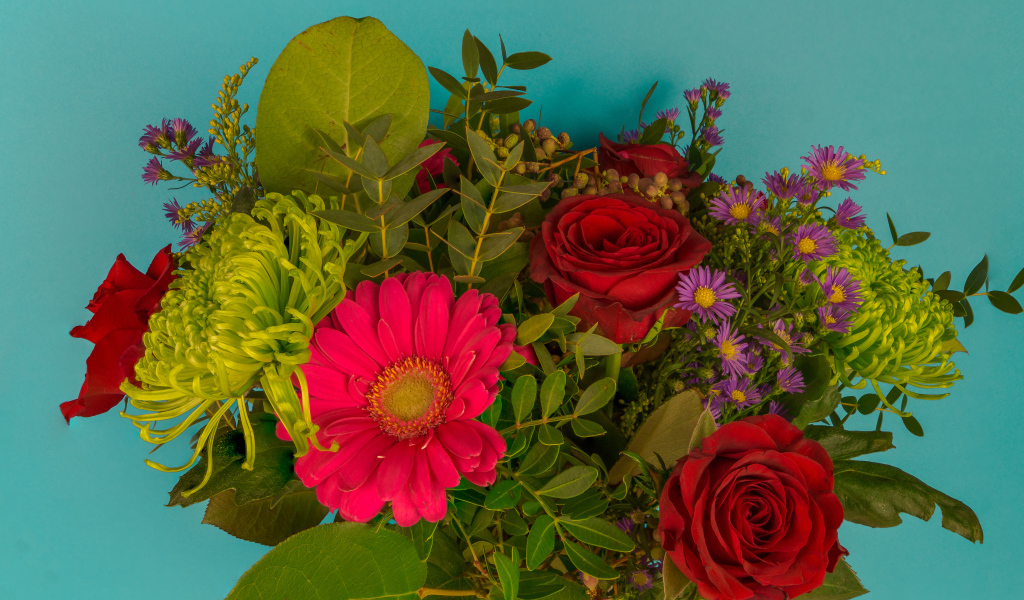 Праздничный букет на голубом фоне