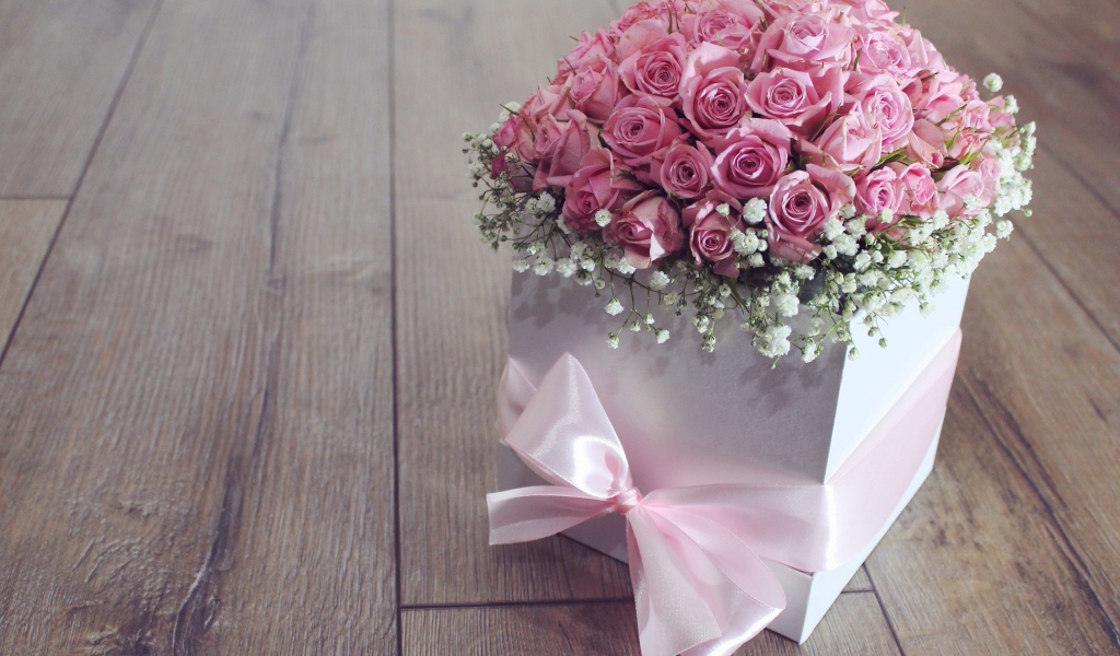 Подарочная коробка с букетом розовых роз и бантом