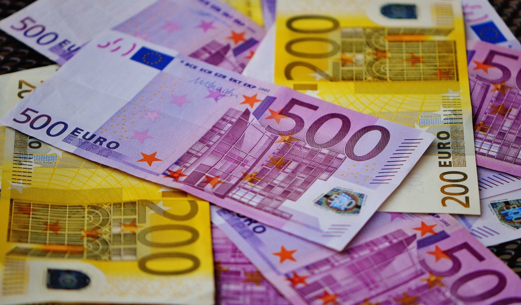 Розовые и желтые купюры евро крупным планом