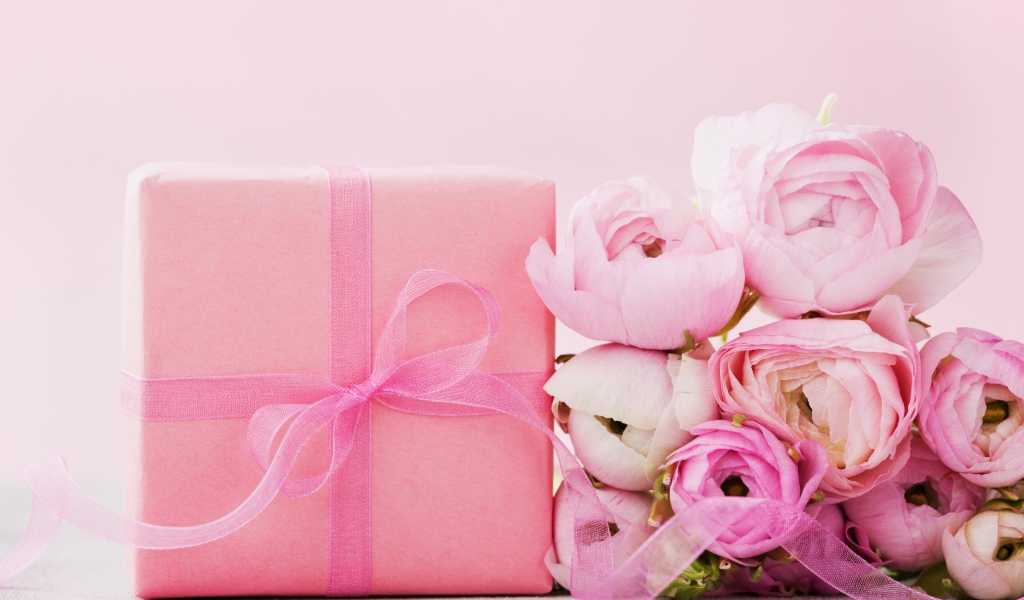 Розовые лютики с подарком на розовом фоне 
