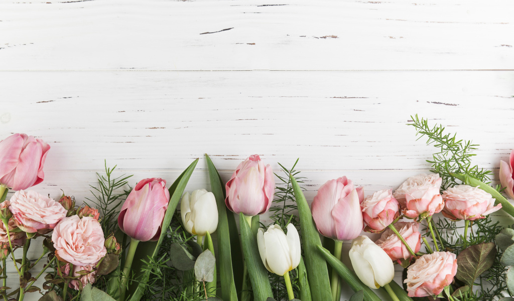 Розовые тюльпаны и розы на белом фоне