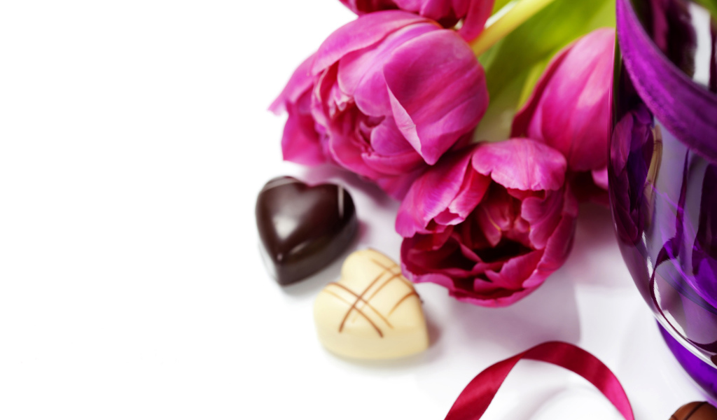 Тюльпаны на белом фоне с шоколадными конфетами