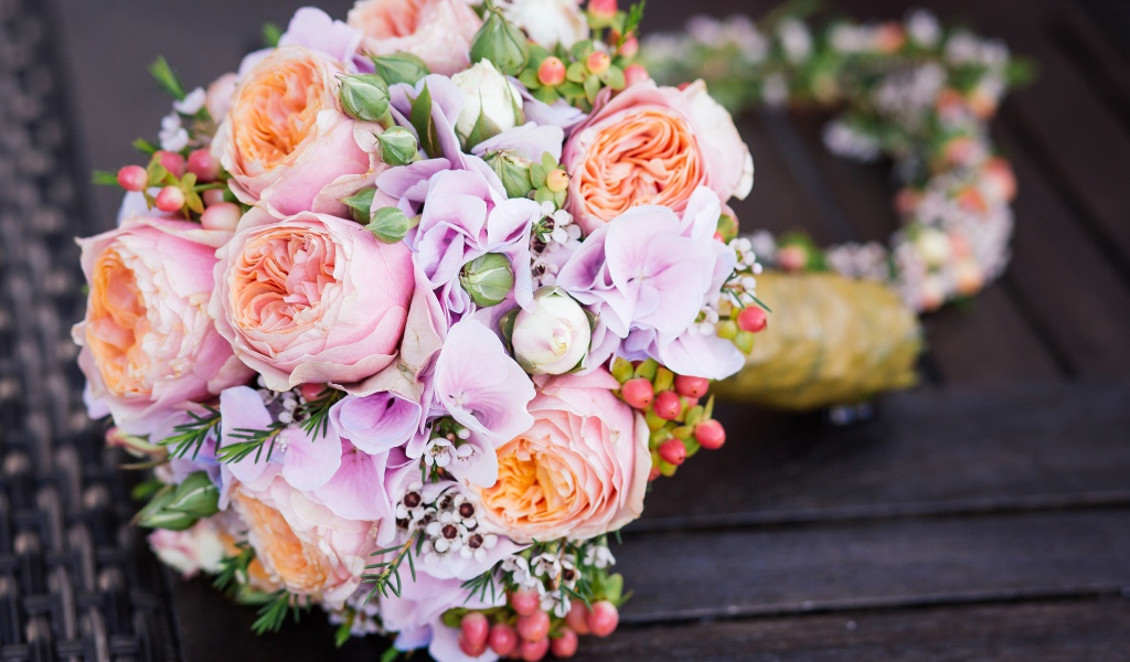 Свадебный букет невесты лежит на лавке 