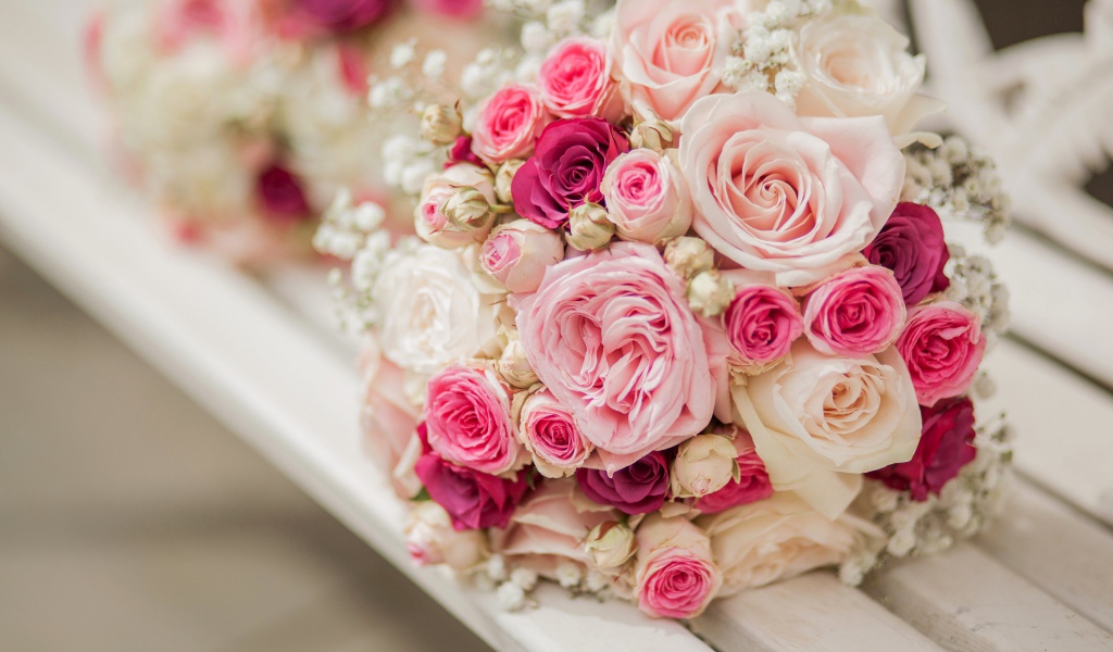 Свадебный букет с розовыми розами на лавке 