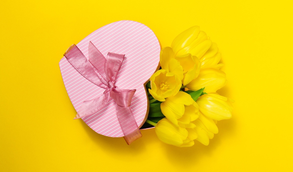 Букет желтых тюльпанов с подарочной коробкой в форме сердца 