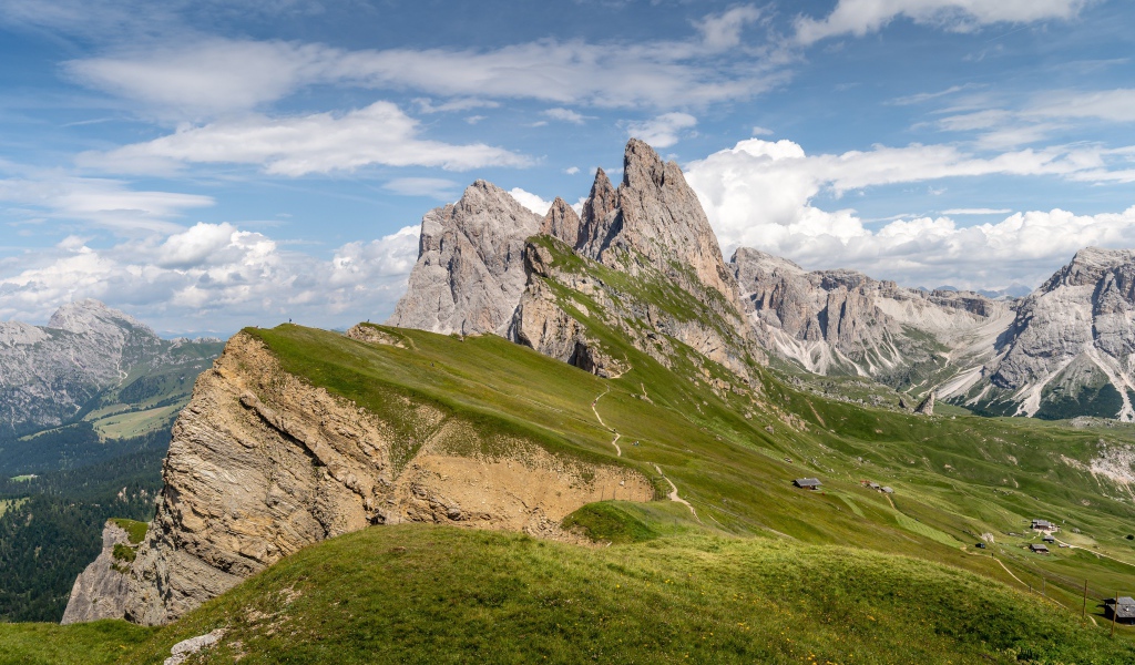 Красивые острые вершины горы под голубым небом