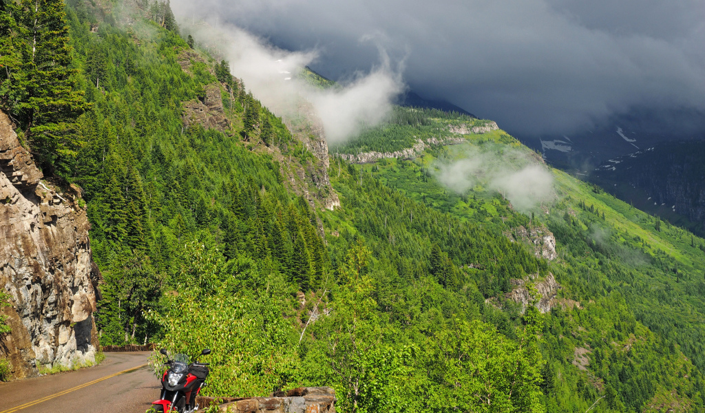Красивый вид на покрытые зеленью горы в белых облаках 