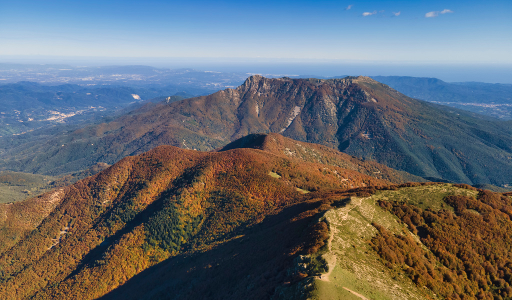 Вид на вершины гор с высоты птичьего полета 