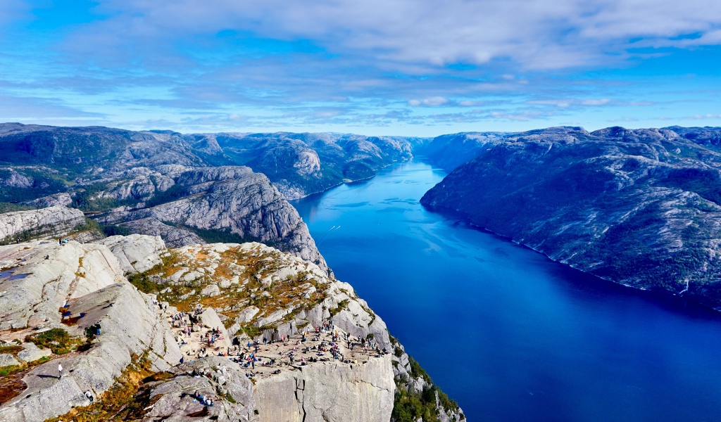Чистая река между скалистых гор  