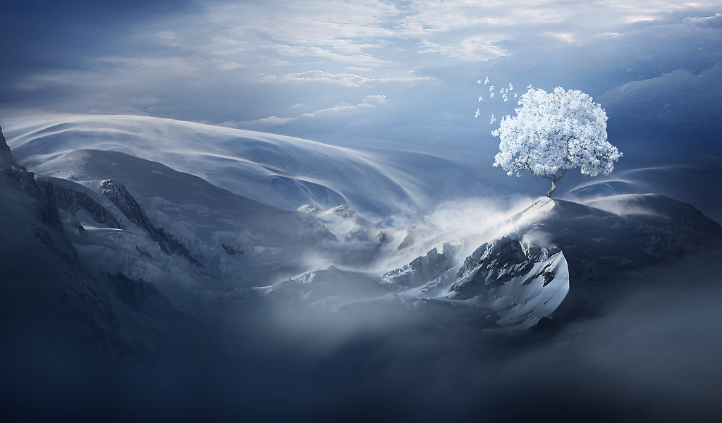 Фантастический горный пейзаж под голубым небом