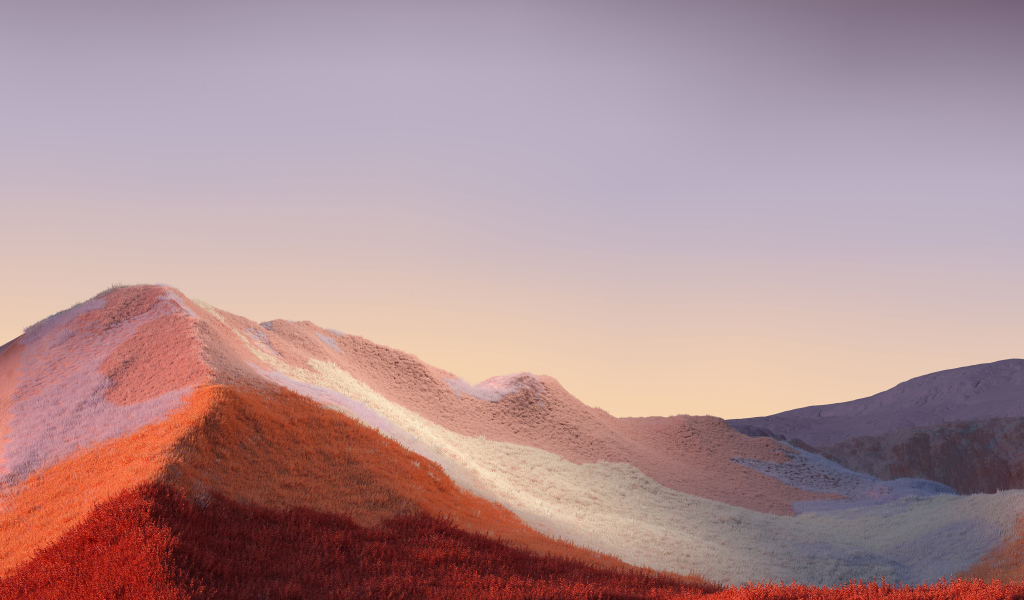 Покрытые травой горы на фоне неба