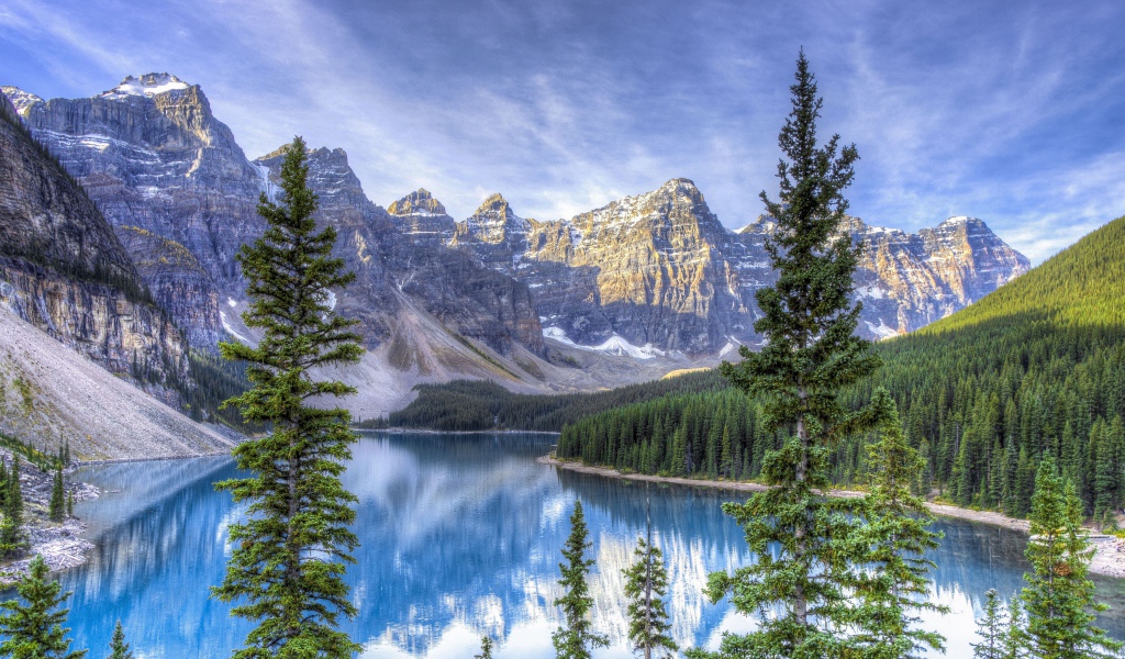 Высокие горы под голубым небом у озера, Канада 