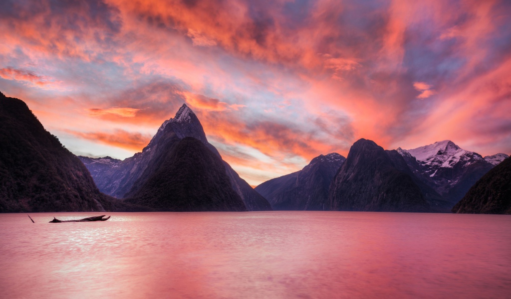 Высокие горы под розовым небом не закате