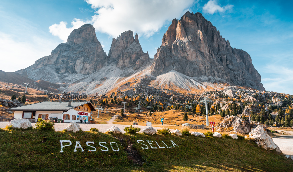 Высокие горы под голубым небом, Италия 