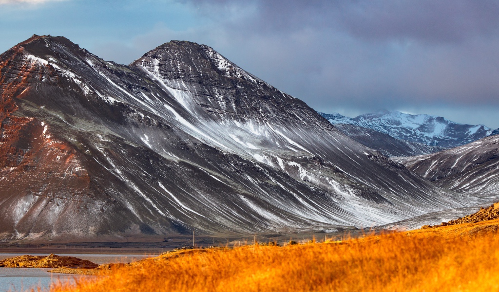 Большие горы с белым снегом под грозовым небом