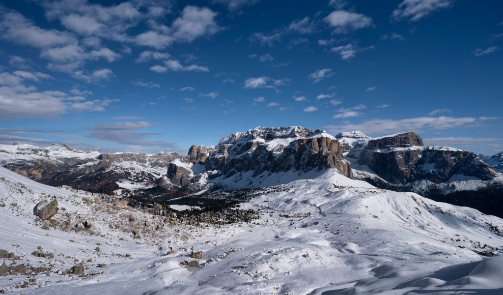Большие каменные горы покрыты снегом