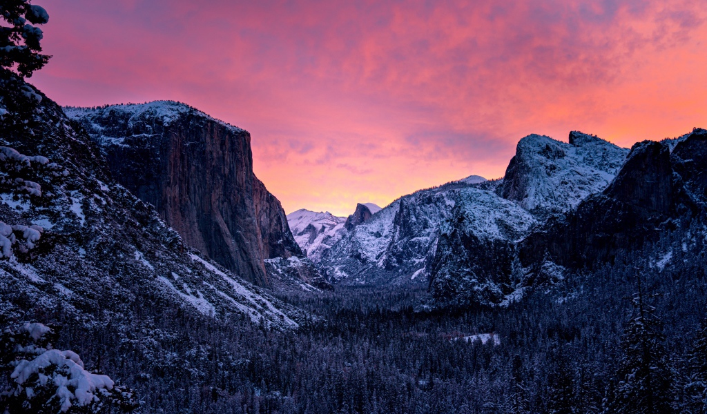 Сиреневый закат над заснеженными скалами 