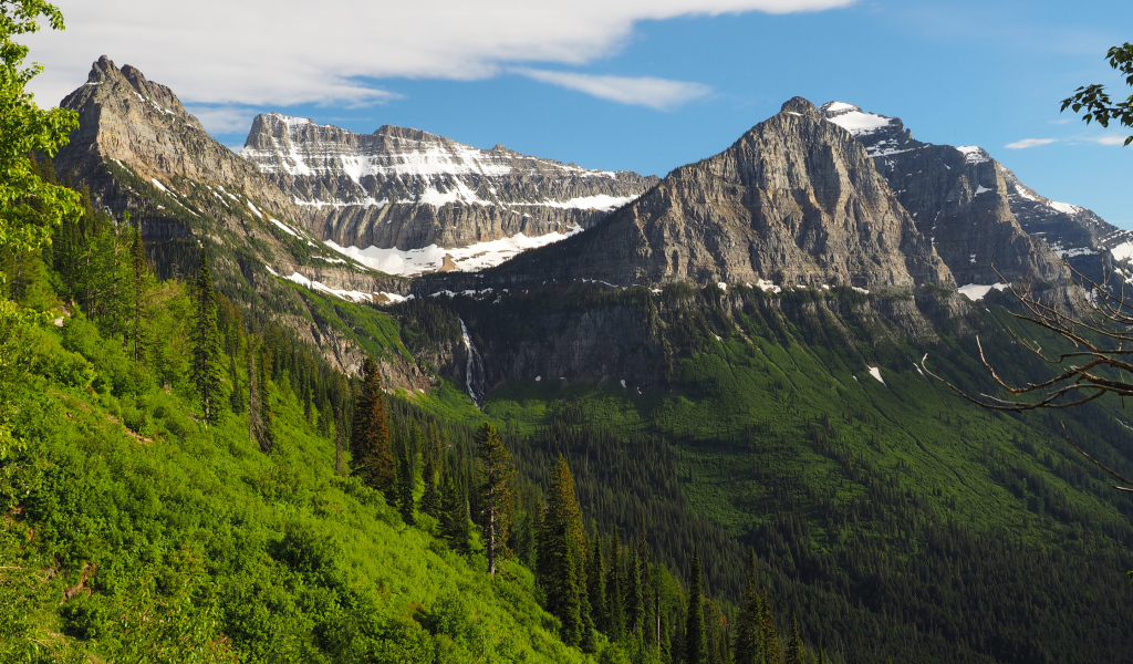 Величественные покрытые снегом вершины каменных гор