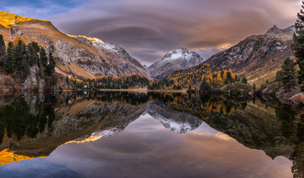 Горы отражаются в озере осенним днем