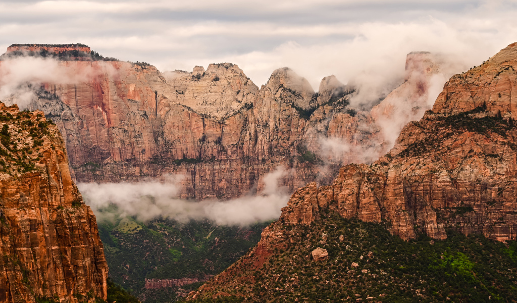 Горы в Национальном  парке Сион, США