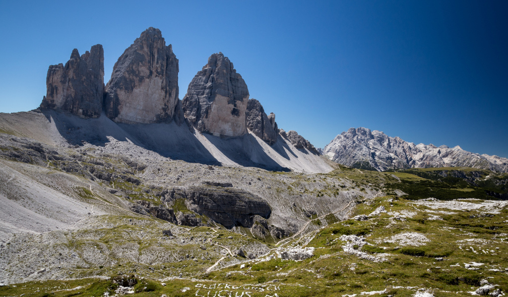 Горы под голубым небом летом, Италия 