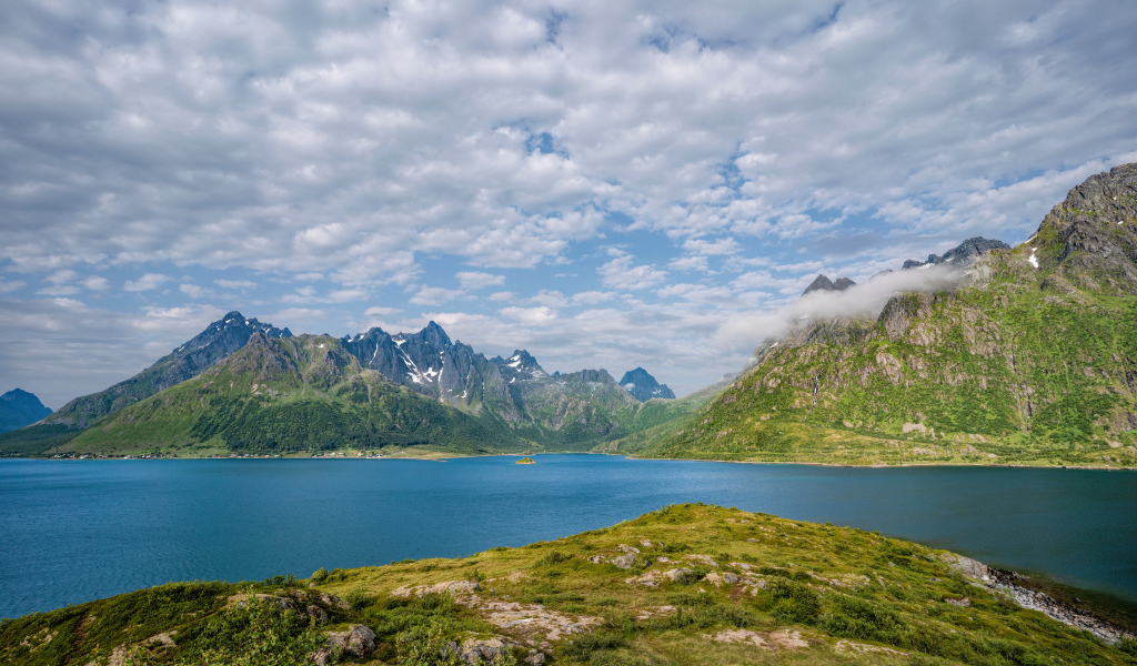 Горы под белыми облаками, Лофотенские острова