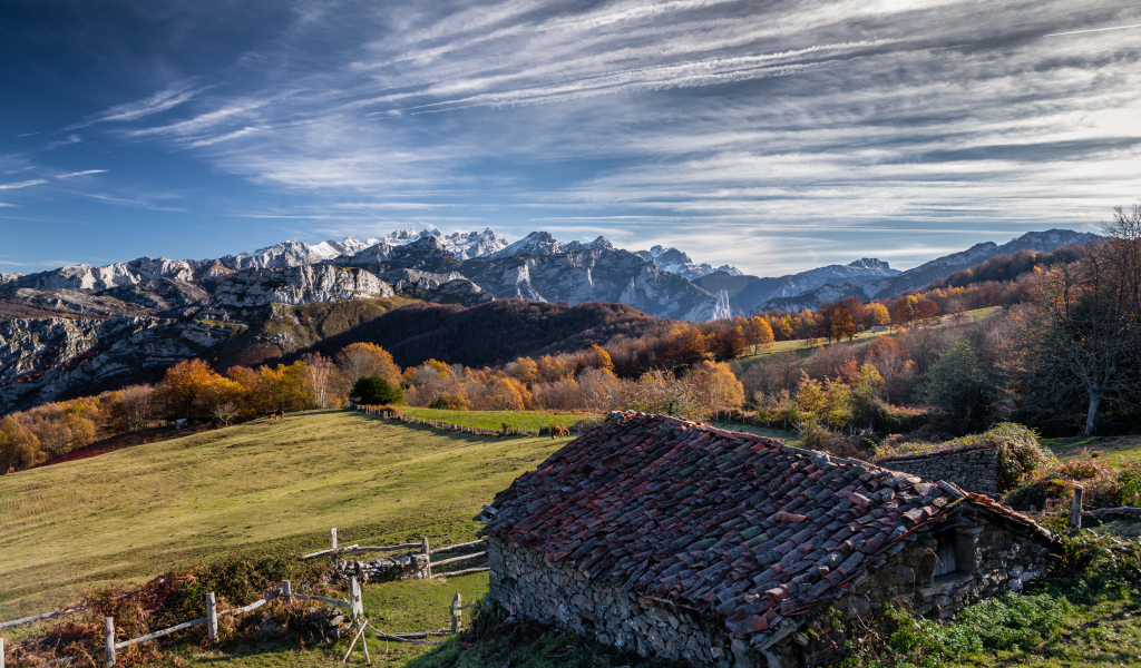 Старый дом в горах под красивым небом 