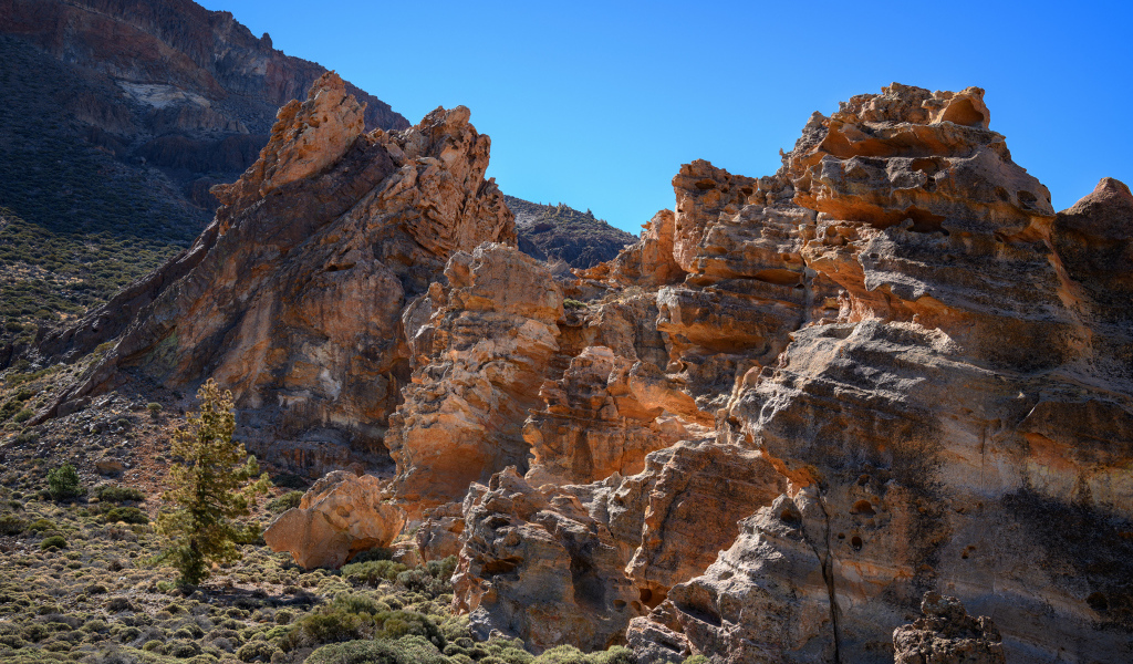 Старые камни в национальном парке Италии 