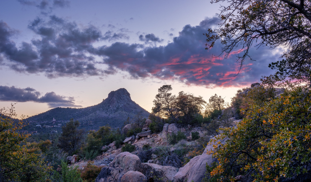 Скалистые горы под красивым вечерним небом