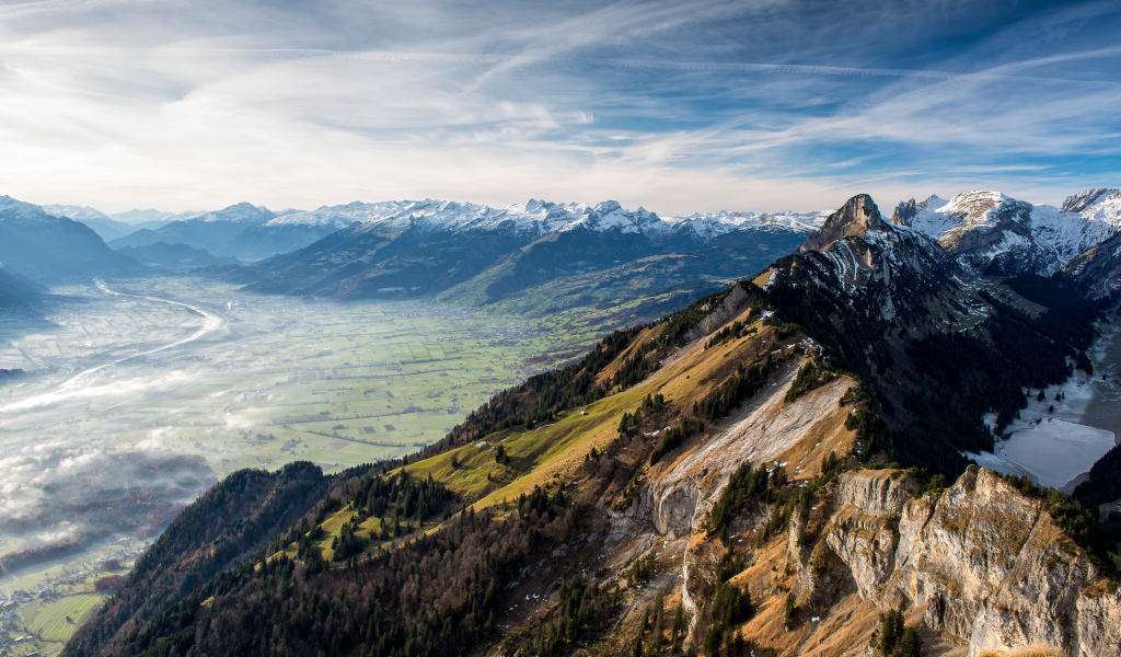 Живописные заснеженные горы год голубым небом, Швейцария
