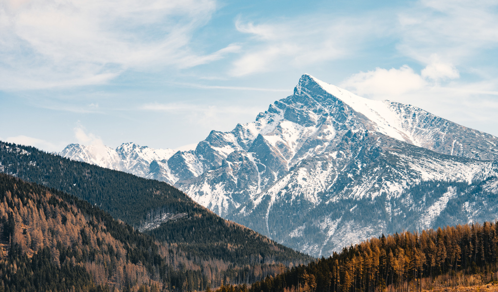 Заснеженная гора под голубым небом, Словакия 