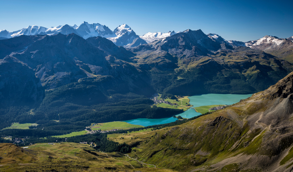 Заснеженные Швейцарские Альпы под голубым небом