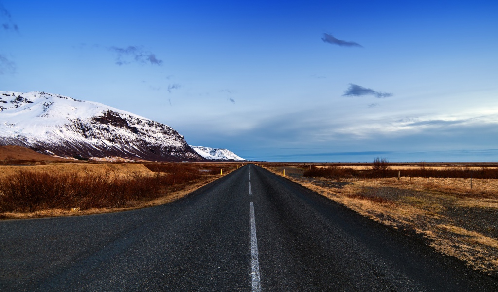 Заснеженные горы у дороги 