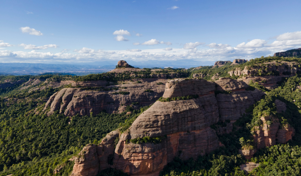 Каменные горы под голубым небом, Каталония. Италия