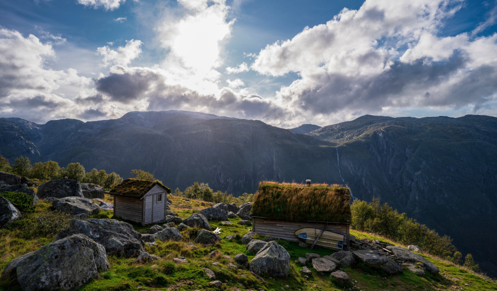 Солнце выглядывает из-за облаков в горах 