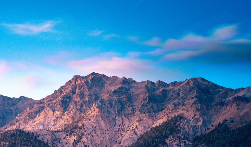 Вершины гор на фоне голубого неба 