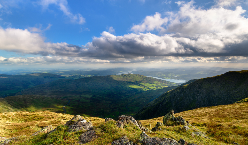 Вид со скалы на горизонт под белыми облаками 