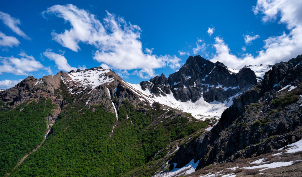 Вид на красивые горы в снегу под голубым небом