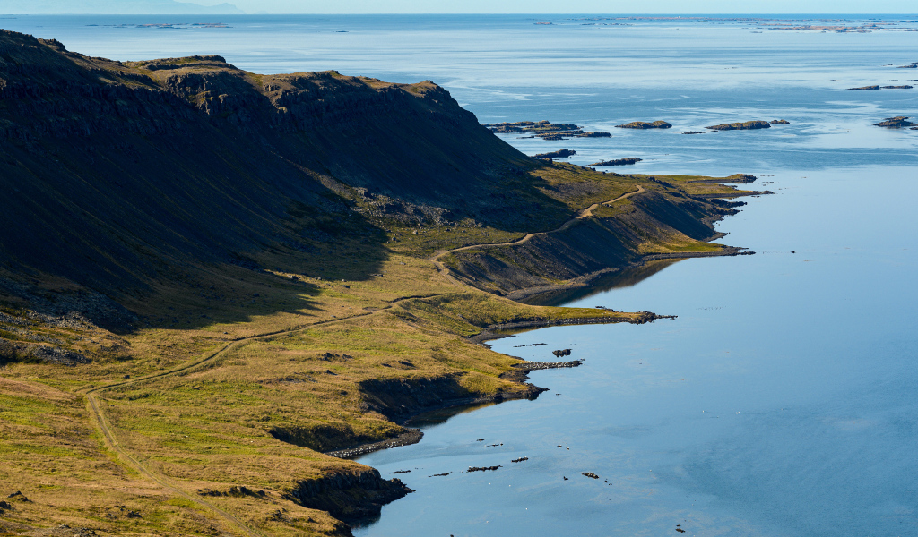 Вид на покрытые солнцем утесы у океана 