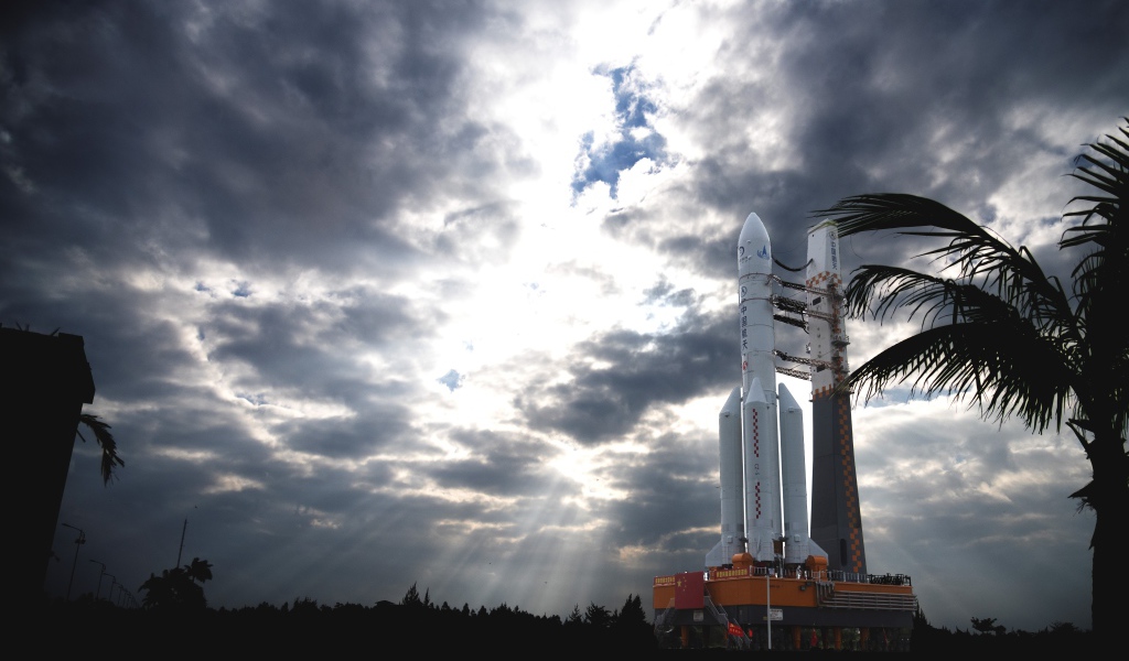 Ракета готовится к запуску на фоне грозового неба