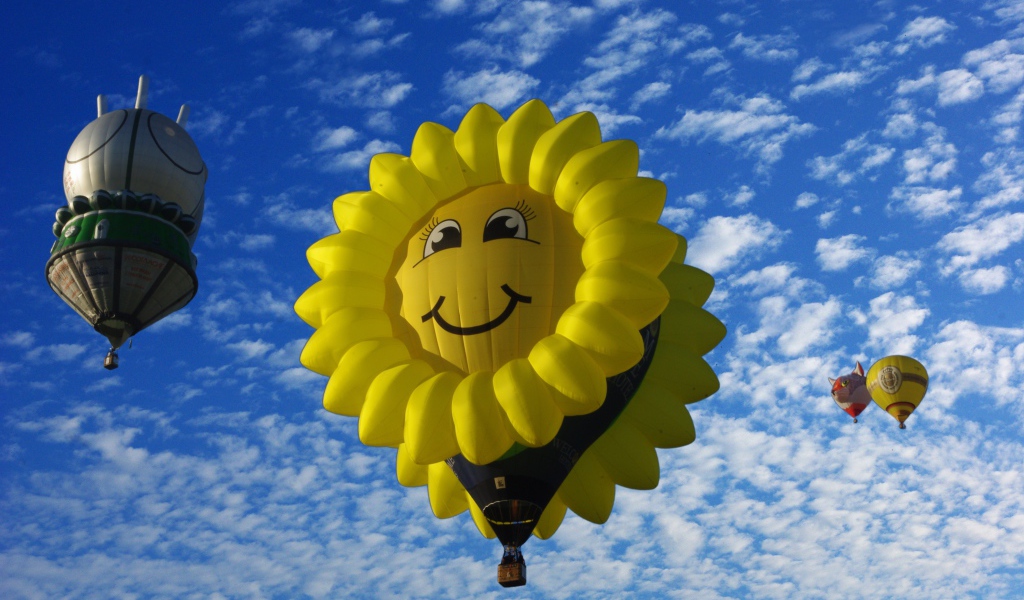 Красивые воздушные шары в голубом небе 