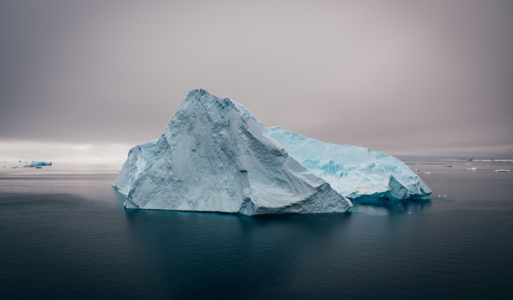 Большой голубой айсберг в океане