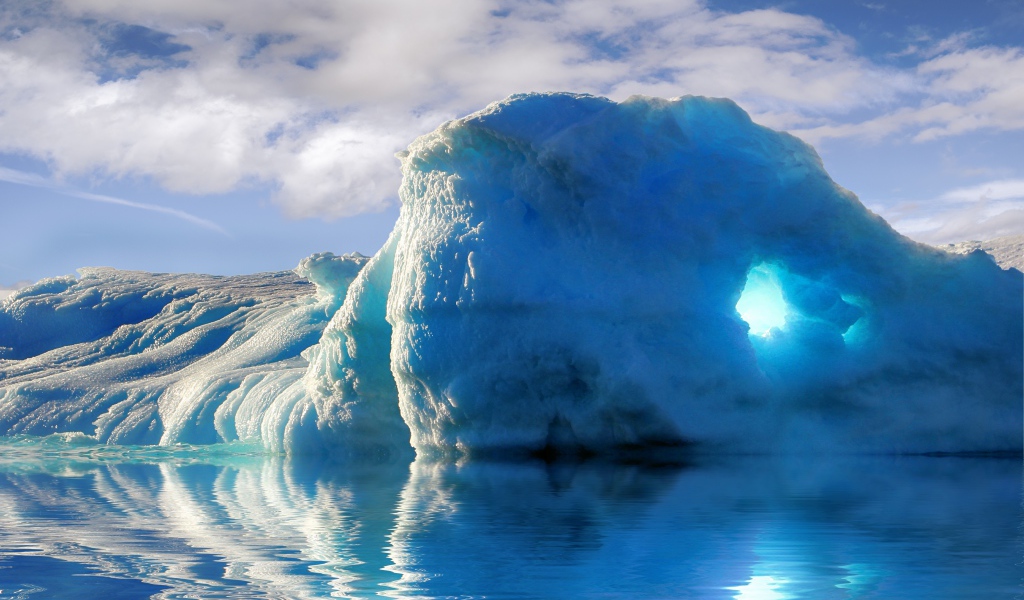 Большой голубой айсберг в воде 