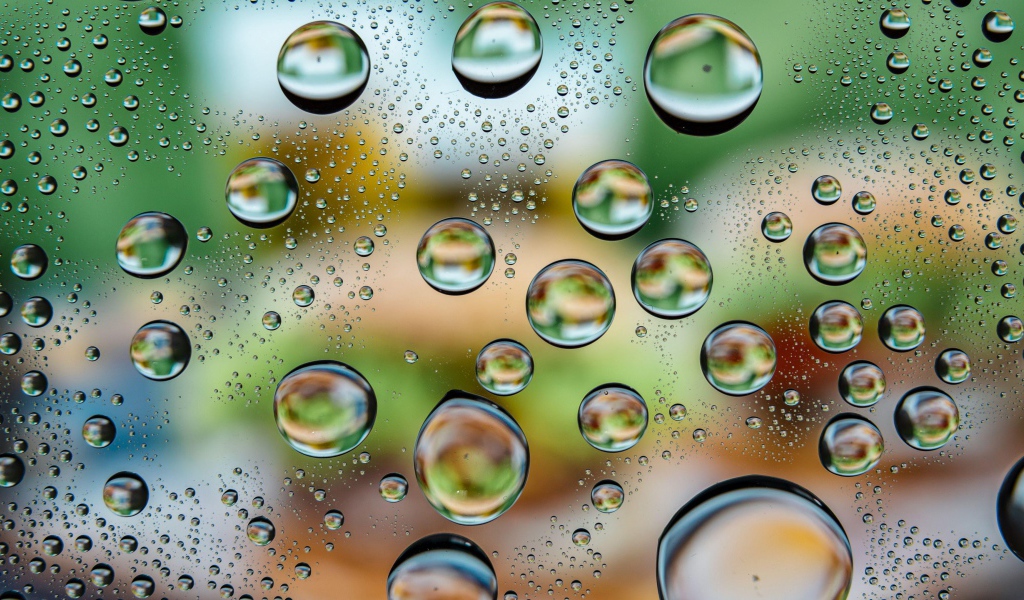 Большие пузыри воды на стекле 