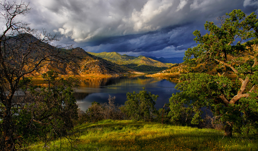 Черные грозовые облака над озером в горах 