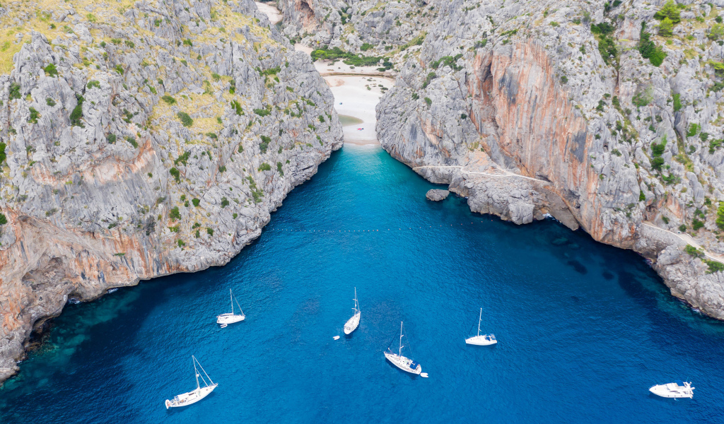 Лодки в бухте между скалами