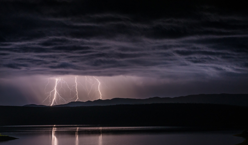 Яркая молния в штормовом небе 